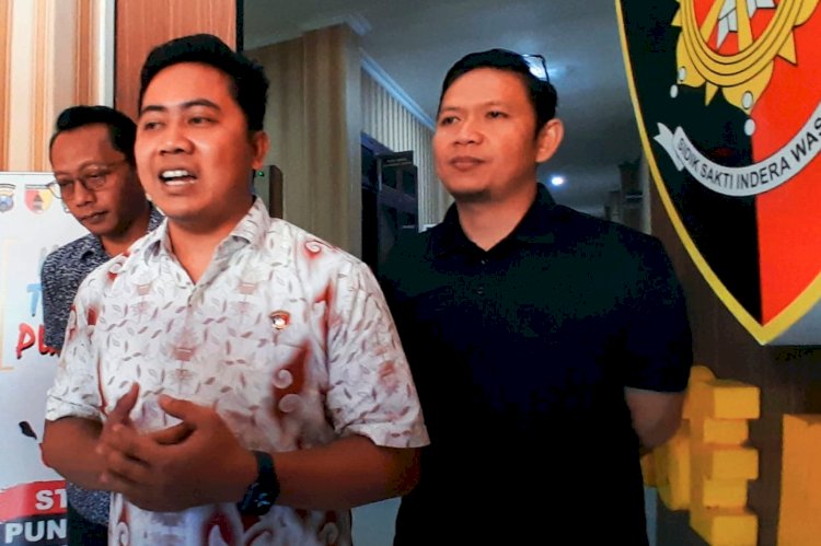 Kasat Reskrim Polres Magetan AKP Angga Perdana Brahmada jumpa pers setelah menerima laporan Isa Bajaj.