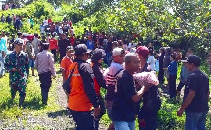 Evakuasi jenazah suami istri yang terseret banjir lahar dingin Gunung Semeru/Ist