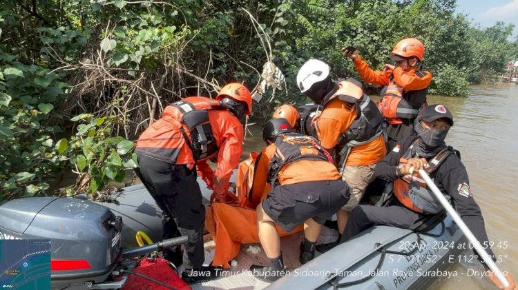 Proses evakuasi yang dilakukan tim SAR/ Hms SAR