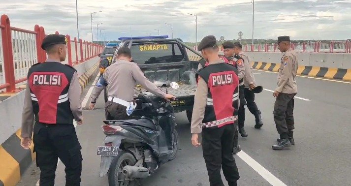 anggota Polres Bangkalan saat membawa kendaaraan yang ditinggal oleh pemiliknya di Suramadu