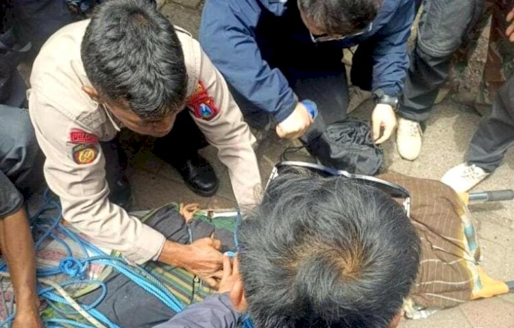 Proses evakuasi jenazah turis wanita asal China yang terjatuh saat berswafoto di Kawah Ijen Kabupaten Banyuwangi, /Ist