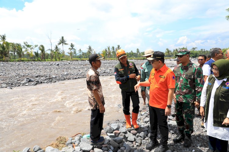 Pj Gubernur Jatim Adhy Karyono saat meninjau wilayah terdampak banjir lahar dingin di Lumajang/Ist