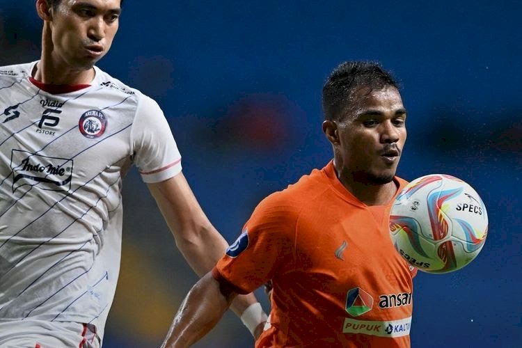 Pemain Borneo FC berduel dengan pemain Arema FC di Stadion Batakan, Balikpapan pada Minggu (21/4)/Ist