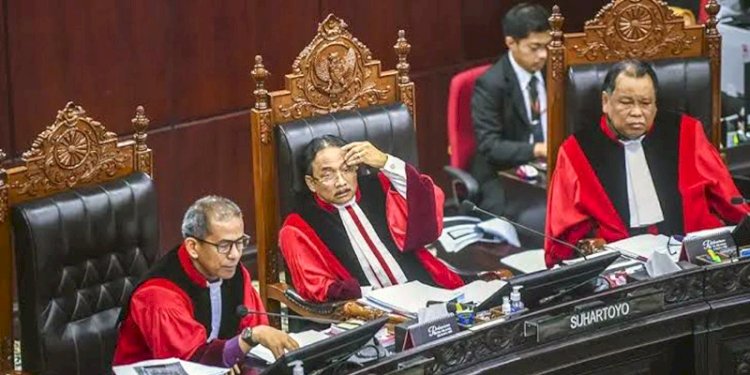 Saldi Isra (kiri) jadi salah satu Hakim MK yang dissenting opinion dalam putusan penolakan gugatan kubu pasangan Amin/Istimewa