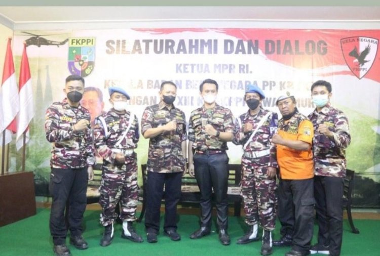 Pengurus Daerah XIII GM FKPPI Jawa Timur bersama Ketua MPR RI saat dialog Kebangsaan di Jawa Timur/Ist