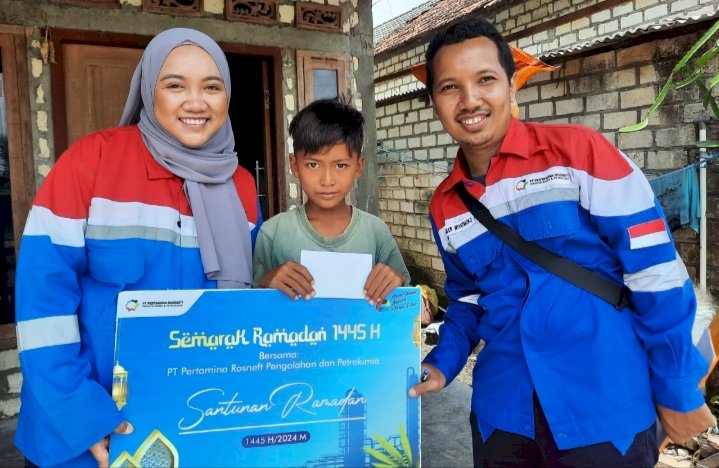 Perwakilan PRPP saat serahkan santunan anak yatim di sekitar area GRR Tuban/Ist