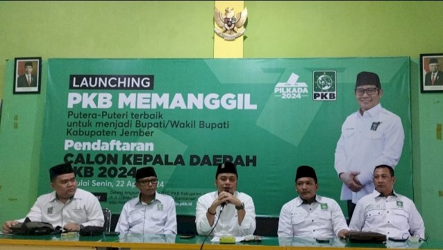 Ketua DPC PKB Jember HM Ayub Junaidi (tengah) bersama Deks Pilkada DPC PKB Jember/RMOLJatim