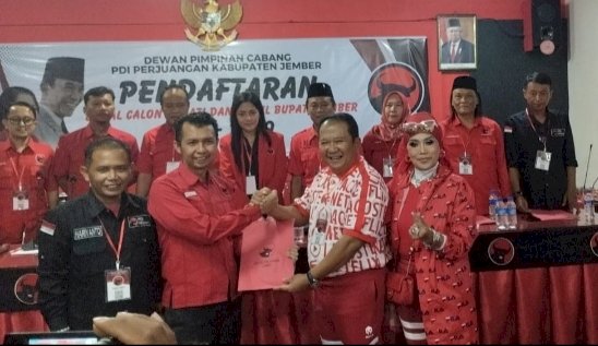 Bupati Jember Hendy Siswanto saat mendaftar bakal calon Bupati Jember 2024 di Kantor DPC PDIP Jember/RMOLJatim