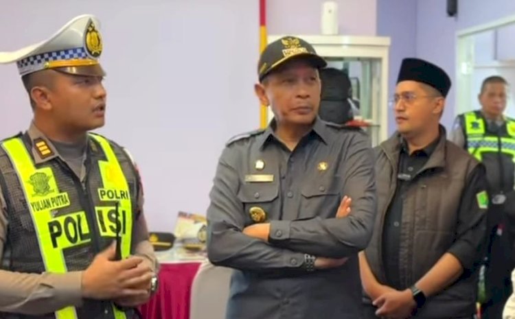 Pj Wali Kota Malang, Dr. Ir. Wahyu Hidayat, MM saat meninjau pos pelayanan/Ist