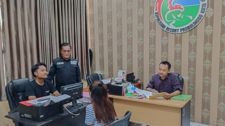 Anggota Polres Probolinggo Kota saat memeriksa tersangka kurir narkoba asal Sidoarjo. /Ist