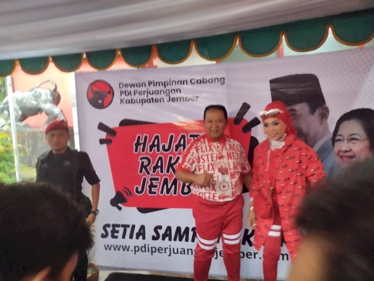 Bakal valon petahana, Bupati Jember, Hendy Siswanto saat mendaftar di Kantor DPC PDIP Jember/ RMOLJatim