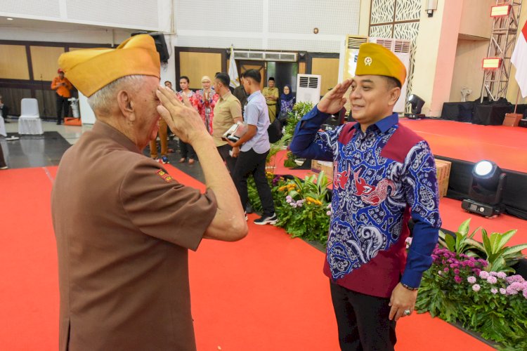 Teks foto: Wali Kota Eri secara simbolis pemberian tanda kehormatan oleh Ketua LVRI Kota Surabaya Brigjen (purn) Subagyo Rachmad/ist