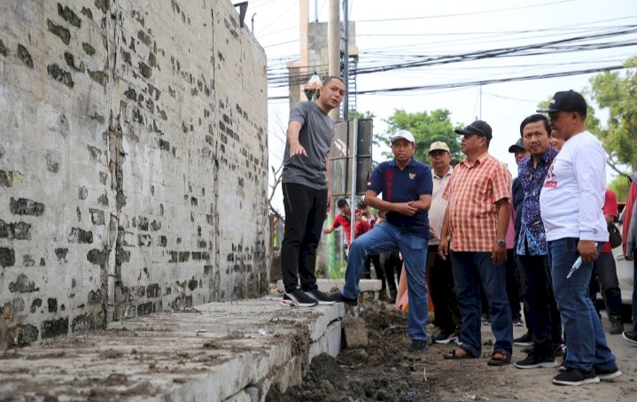 Wali Kota Surabaya Eri Cahyadi meninjau pengerjaan proyek/Ist