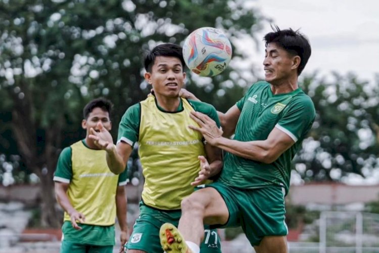 Pemain Persebaya Surabaya latihan jelang laga dengan Bali United di  stadion GBT Surabaya/ligaindonesiabaru.com