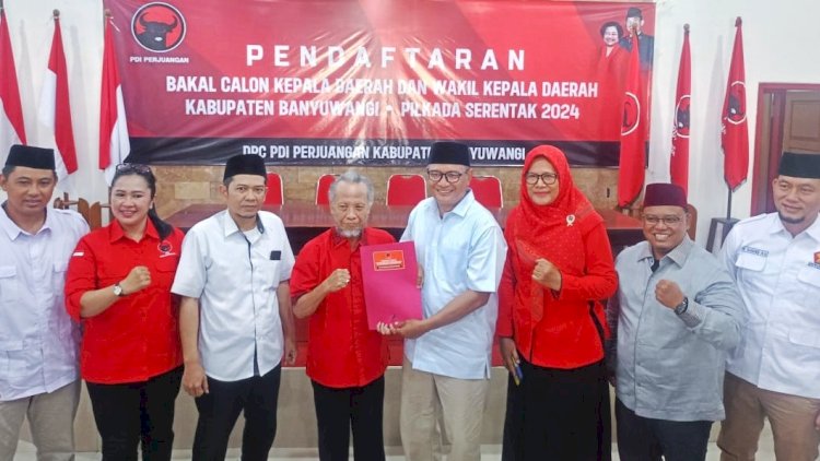 Tim sukses Sumail Abdullah, Abdul Kadir saat menerima formulir pendaftaran bakal calon bupati dari Ketua Desk Pilkada PDIP Banyuwangi, Eko Sukartono/RMOLJatim