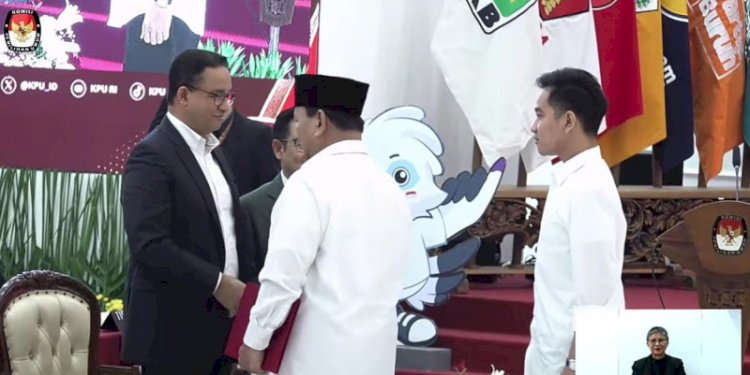 Prabowo Subianto saat menyalami Anies Baswedan