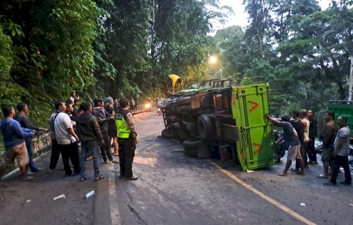 Kecelakaan tunggal mobil truk terguling akibat jalan retak di Gunung Gumitir Jember/RMOLJatim