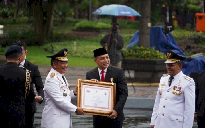 Wali Kota Eri menerima tanda kehormatan Satyalancana Karya Bhakti Praja Nugraha tahun 2024 dari Mendagri Muhammad Tito Karnavian/RMOLJatim