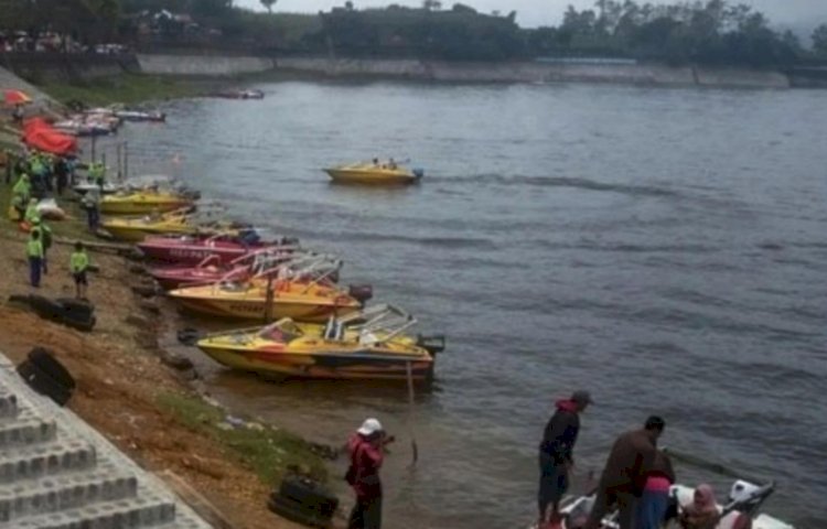 Telaga Sarangan saat cuaca cerah, sebelum hujan deras, disertai badai angin/RMOLJatim