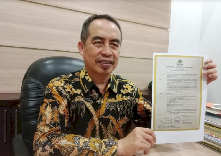 Hari Wuryanto menunjukkan surat perintah DPP Golkar yang memerintahkan dirinya maju sebagai calon Bupati Madiun/RMOLJatim