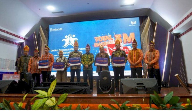 Direktur Kepatuhan bankjatim Umi Rodiyah, SEVP Consumer Banking bankjatim Hermita bersama dengan direksi BPD saat menerima penghargaan/net