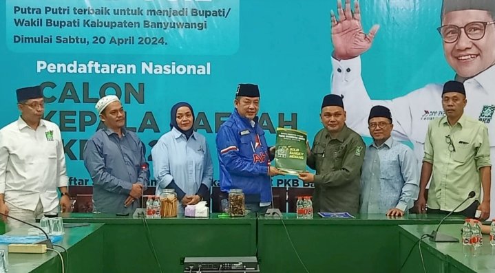 Ketua DPC PD Banyuwangi Michael Edy Hariyanto menerima formulir dari Ketua DPC PKB Banyuwangi/ist