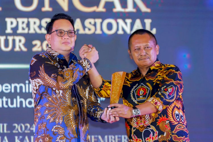 Ketua PWI Jatim, Lutfil Hakim saat memberikan penghargaan PWI Jatim Award 2024 ke Pj Gubernur Jatim Dr Adhy Karyono/Ist