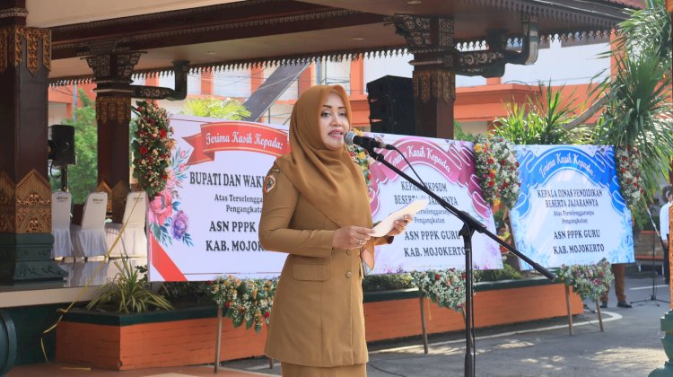 Bupati Mojokerto Ikfina Fahmawati menyerahkan SK PPPK di halaman Pemkab Mojokerto  /ist