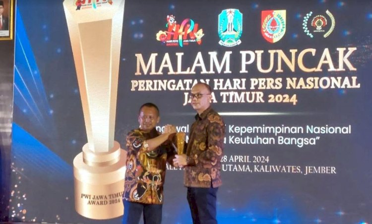  Kepala Dinas PUBM Kabupaten Malang, Khairul Isnaidi Kusuma (kanan) saat menerima penghargaan dari Ketua PWI Jatim, Lutfil Hakim (kiri)/Ist