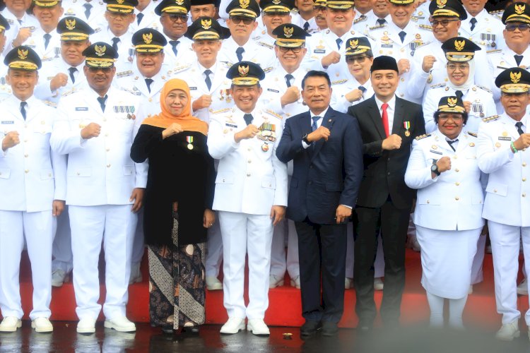 Mantan Gubernur Jatim Khofifah Indar Parawansa saat menerima penghargaan Satyalancana Karya Bakti dari Presiden RI/RMOLJatim