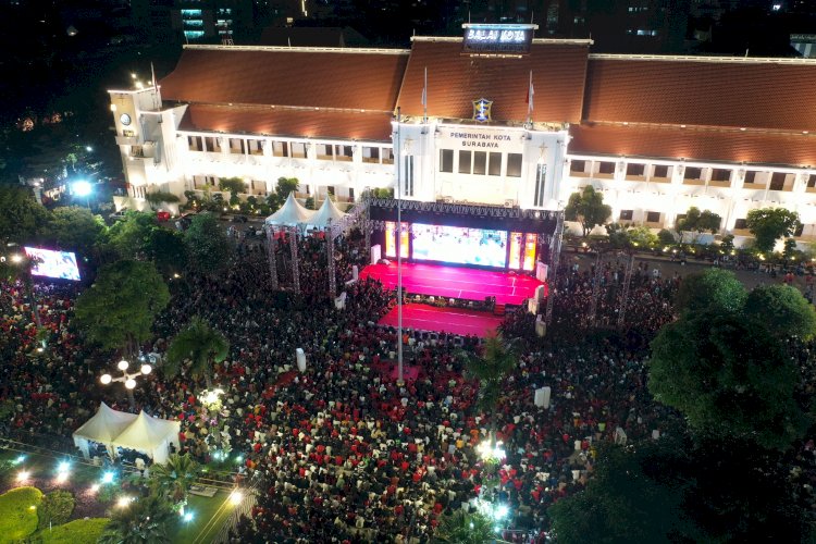 Teks foto: Suporter Nobar Timnas Indonesia U-23 vs Uzbekistan di Balai Kota Surabaya/ist