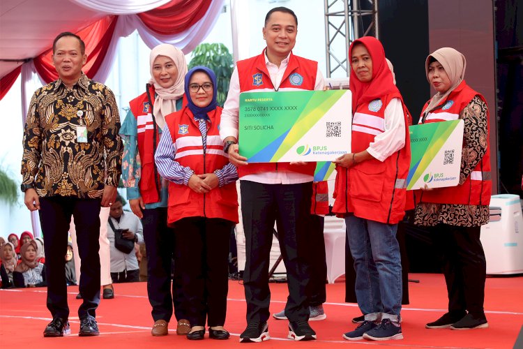 Teks foto: Wali Kota Eri memberikan BPJS jetenagakerjaan keada KSH/ist