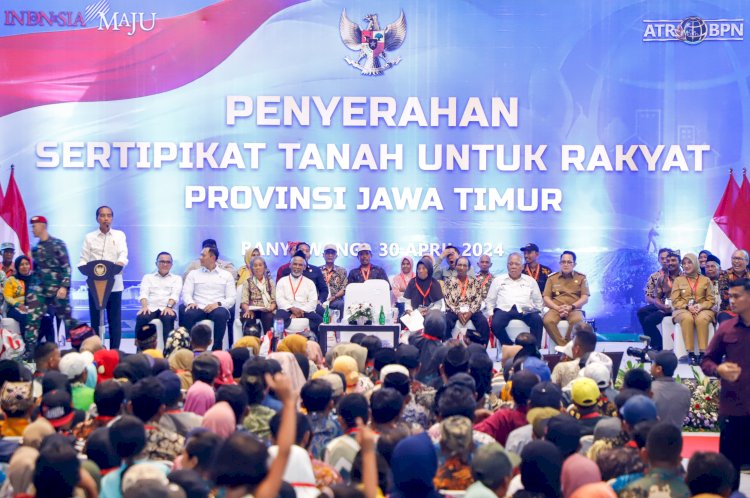 Pj Gubernur Jatim Adhy Karyono saat mendampingi Presiden Jokowi menyerahkan sertifikat tanah elektronik di Banyuwangi/Ist