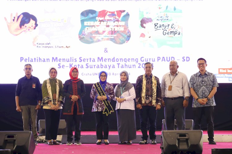 Teks foto: Rini Indriyani melaunching buku yang digelar di Graha Unesa Surabaya/ist