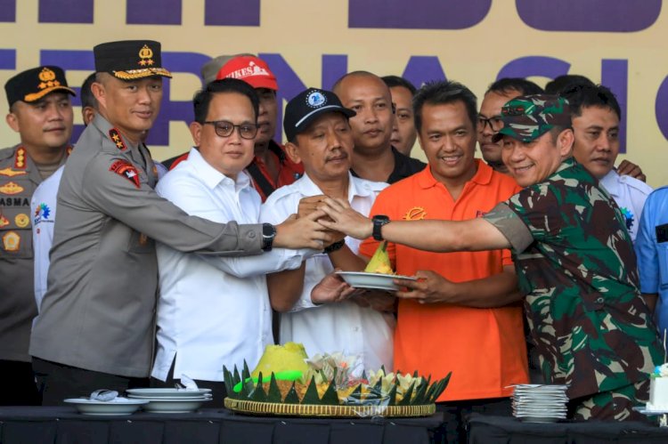 Pj Gubernur Jatim Adhy Karyono potong tumpeng di Hari Buruh/Ist