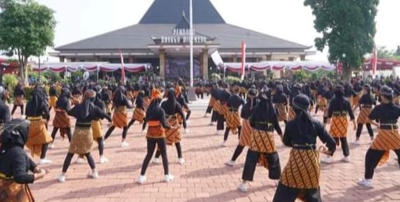 Tari Solah Kampung Pesilat oleh 500 pelajar SMP di alun alun Caruban/Ist