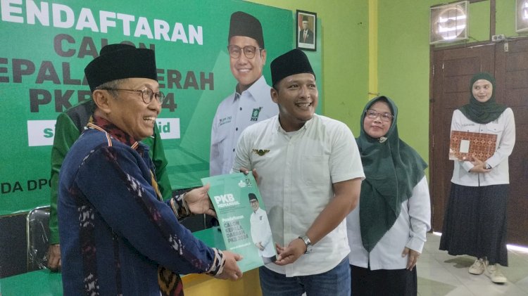Ahmad Sudiono saat mengambil formulir pendaftaran Bacabup di DPC PKB Jember/RMOLJatim