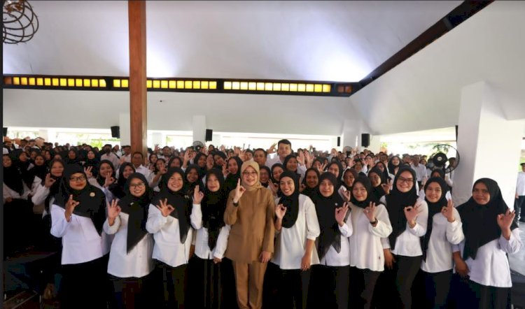  Bupati Banyuwangi, Ipuk Fiestiandani Bersama para guru-nakes PPPK di Pendopo Sabha Swagata Blambangan/Humas Pemkab Bwi