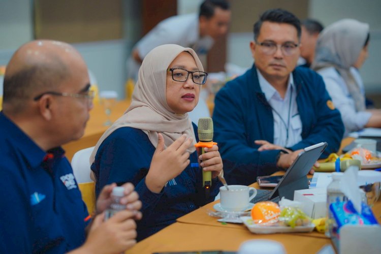 Asisten Deputi (Asdep) Bidang Jasa Logistik Kementerian BUMN, Desty Arliani dan Direktur Bisnis dan Pengembangan PT Pos Indonesia, Prasabri Pesti
