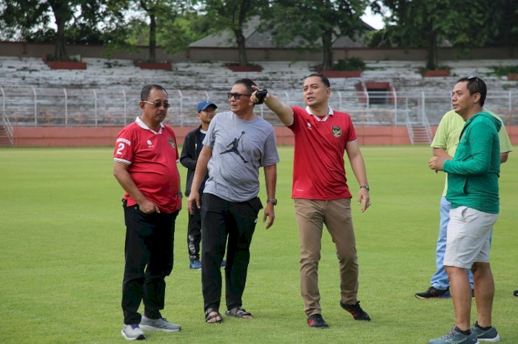 Wali Kota Eri Cahyadi bersama Armuji saat mengecek Stadion G10N/RMOLJatim