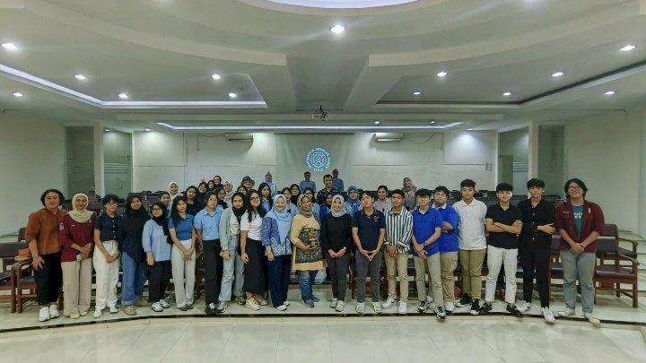 Club A380 saat mengunjungi Universitas Sebelas Maret (UNS) di Surakarta, Jawa Tengah.