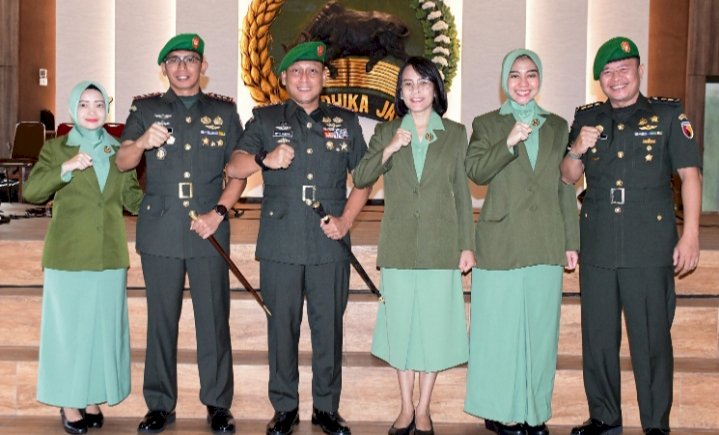 Danrem 083 Bdj Kolonel Inf Setyo Wibowo (tengah) bersama Letkol Arh Joko Sukoyo (dua dari kiri) dan Letkol Kav Eko Julianto Ramadhan (kanan) didampingi istri usai sertijab Dandim 0825 Banyuwangi/Humas Kodim 0825