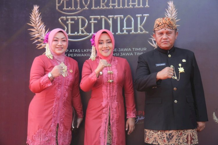 Bupati Mojokerto Ikfina Fahmawati dan Ketua DPRD Kabupaten Mojokerto Ayni Zuroh saat menerima LKPD dari BPK Jawa Timur/ist