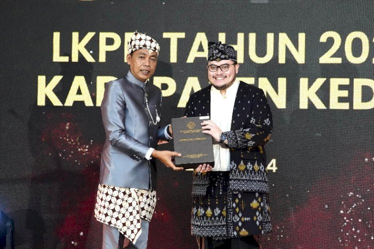 Bupati Kediri Hanindhito Himawan Pramana saat menerima opini WTP dari BPK/Ist