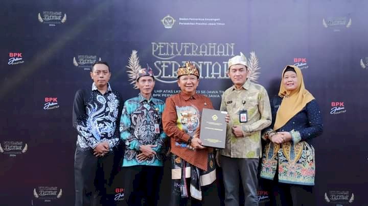 Bupati Jember Hendy Siswanto bersama wakil ketua DPRD Jember, Muhammad Itqon tsuaqi, didampingi Sekdakab Jember, dan pejabat lainnya saat menerima LKPD Dia Kantor BPK Perwakilan Provinsi Jawa Timur di Sidoarjo/Ist