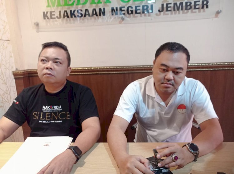 Kasi Pidsus Kejari Jember,  Dinar Hadi Chrisna Hartanto Woleka( Kaos Hitam) didampingi Kasi Intel Kejari Jember, 