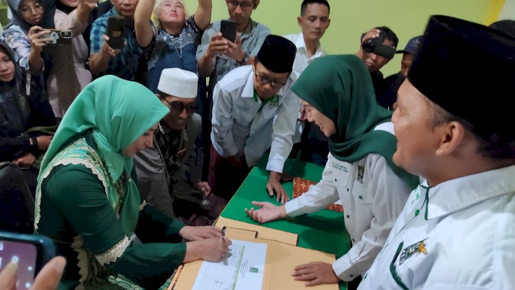 Mantan Bupati Jember, dr. Faida MMR saat mendaftar di DPC PKB Jember/RMOLJatim