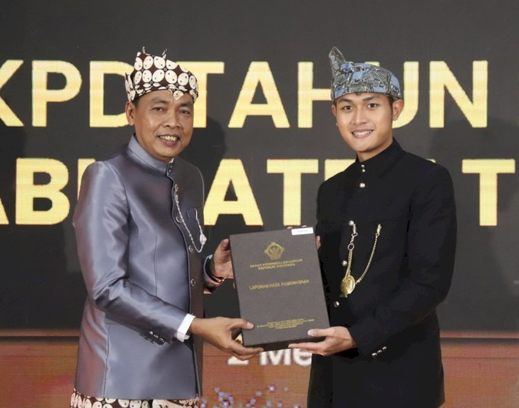 Capt Foto: Bupati Tuban, Aditya Lindra Faridkzy menerima Opini WTP dari Kepala Perwakilan BPK Jawa Timur