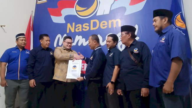 Hanindhito Himawan Pramana saat mendaftarkan diri sebagai bakal calan bupati ke Partai Nasdem/RMOLJatim