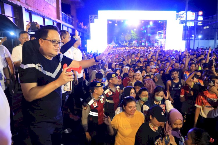 PJ Gubernur Jatim Adhy Karyono memberangkatkan Soma night run 